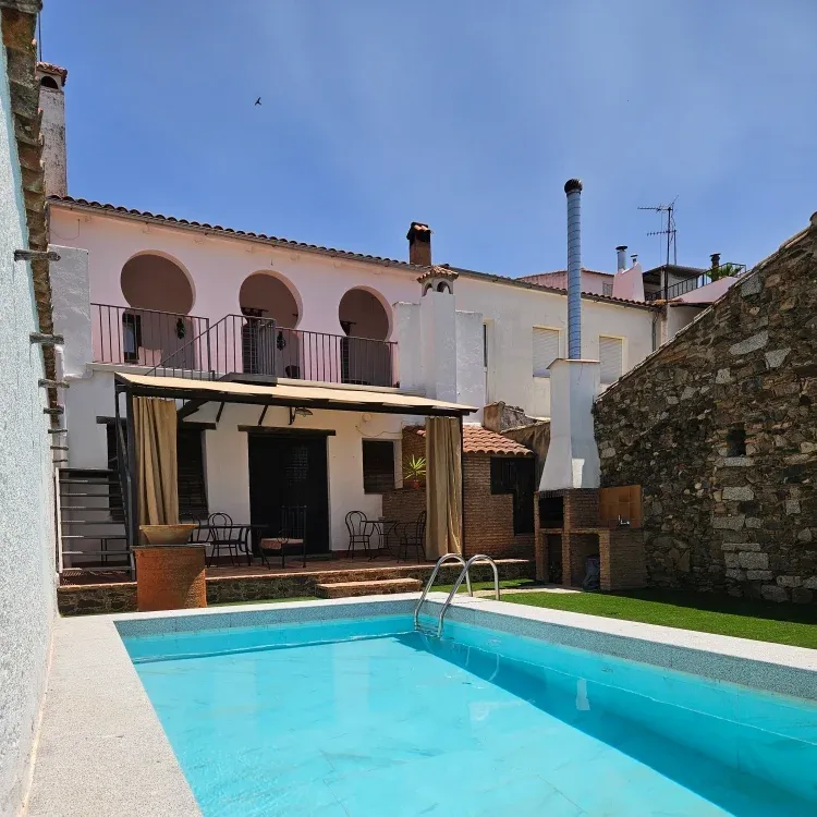 Imagen de Jardín con piscina de agua salada, barbacoa y baño