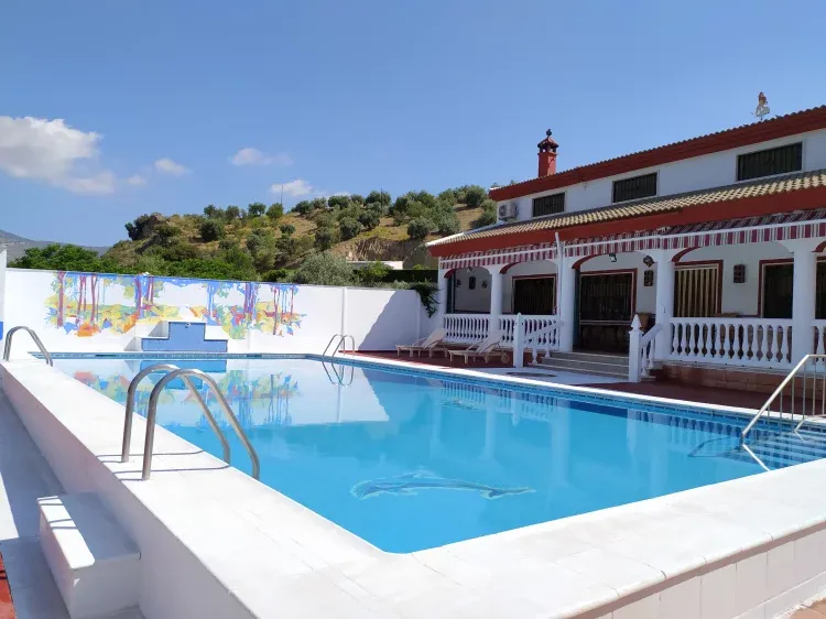 Imagen de piscina y casa