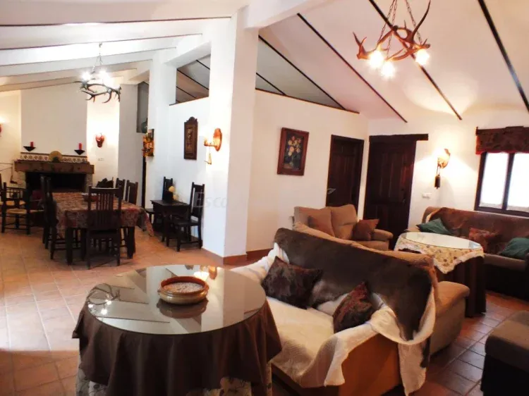 Imagen de Salón-comedor con chimea