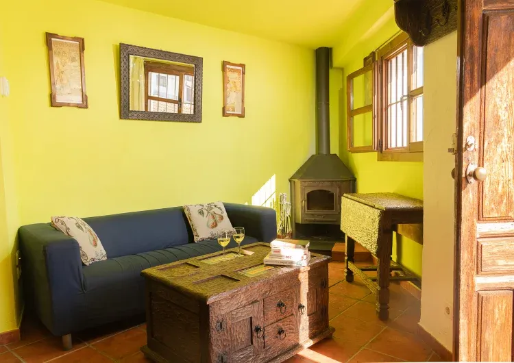Imagen de Salón comedor con aire acondicionado y chimenea
