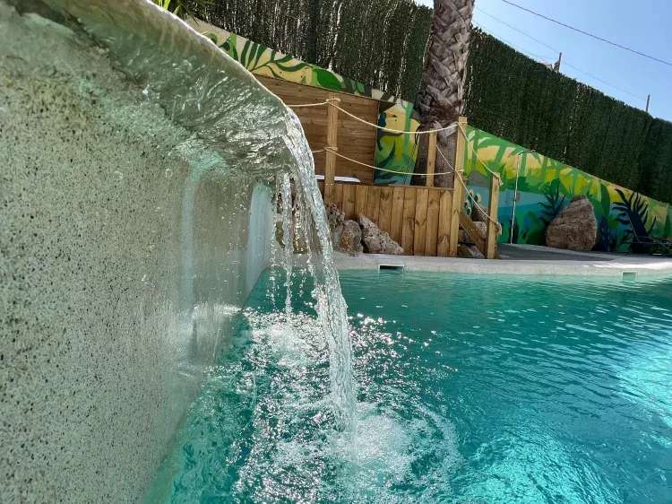 Imagen de Piscina con Cascada