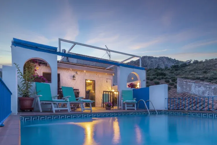 Imagen de Piscina y terraza