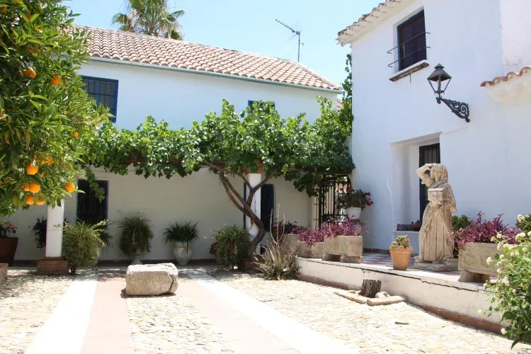 Imagen de El patio con nuestra casa a la izquierda y la Casa de Familia a la derecha.