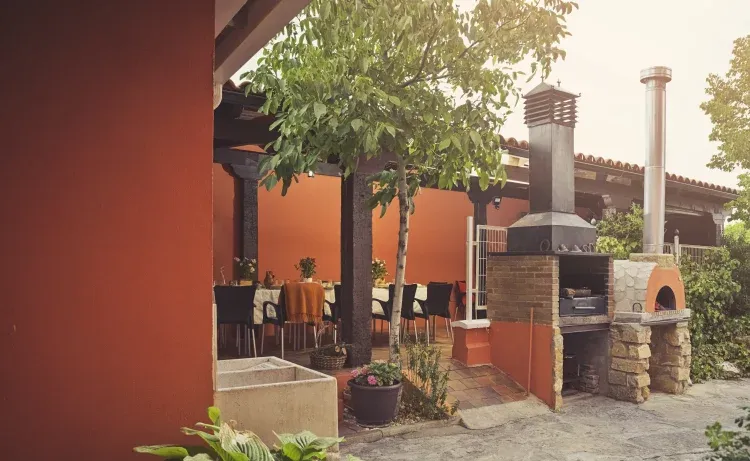 Imagen de Patio y pergola con barbacoa y horno