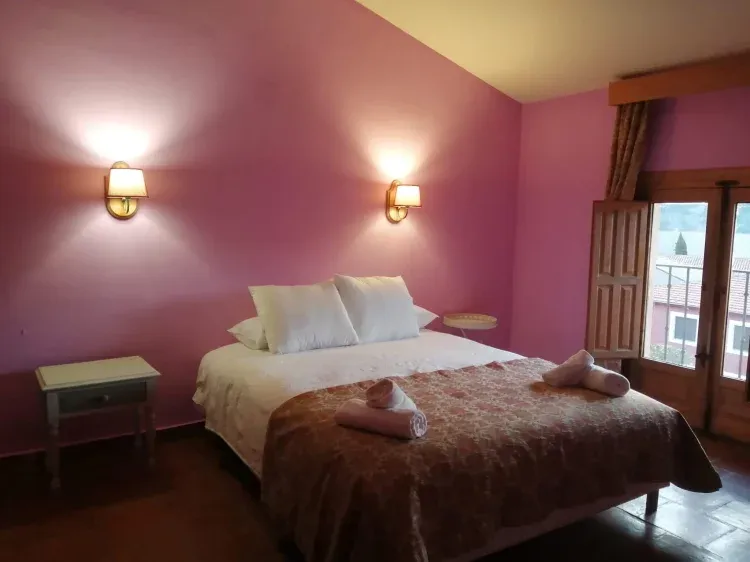 Imagen de Habitación Doble con Cama de Matrimonio y Balcón.