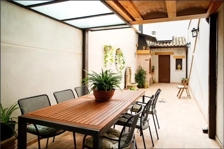 Imagen de Patio totalmente equipado con muebles de jardín, fuente y barbacoa, donde pasar unas veladas inolvidables.