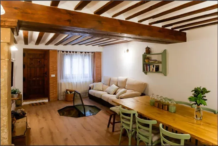 Imagen de Acogedor salón-comedor con pequeña biblioteca, juegos de mesa, Smart TV. 