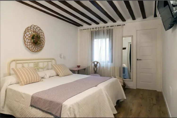 Imagen de Una de las habitaciones de la casa; con opción de dos camas individuales o una cama de 1'80 (King size). Todas las habitaciones son independientes, tienen baño incluido, Smart TV y aire acondicionado.