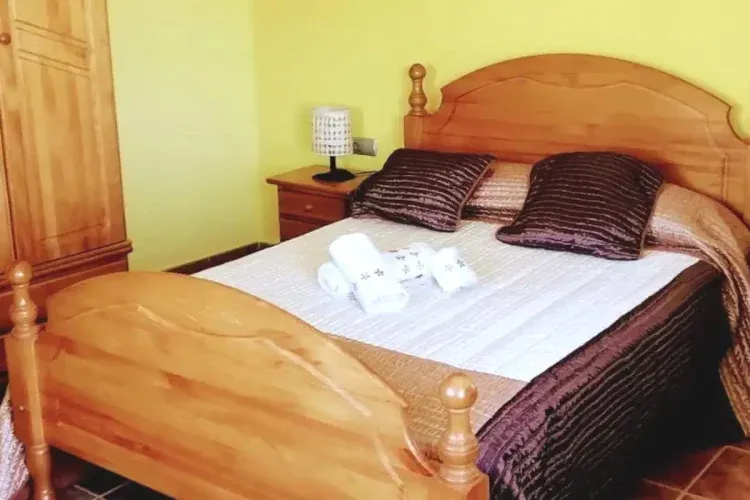 Imagen de habitación amplia con mucha iluminación 