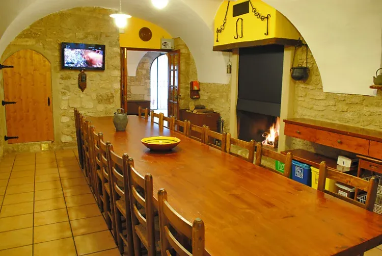 Imagen de sala cocina-comedor con chimenea