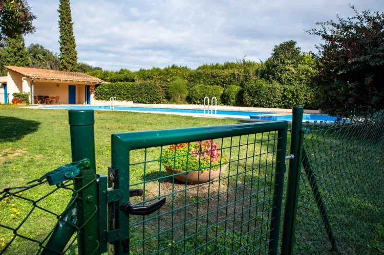 Imagen de Zona de la piscina vallada