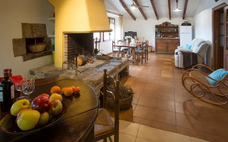 Imagen de La casa tiene grandes espacios. Esta es la cocina comedor.