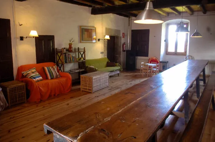 Imagen de La sala de estar-comedor, con una mesa de 7 metros hecha dentro de la casa el 1896