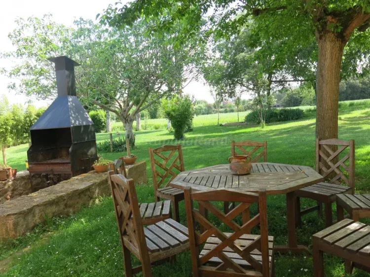 Imagen de Barbacoa junto a la casa