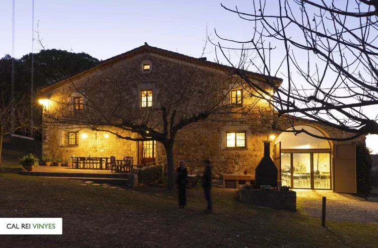 Imagen de Cal Rei Vinyes al capvespre