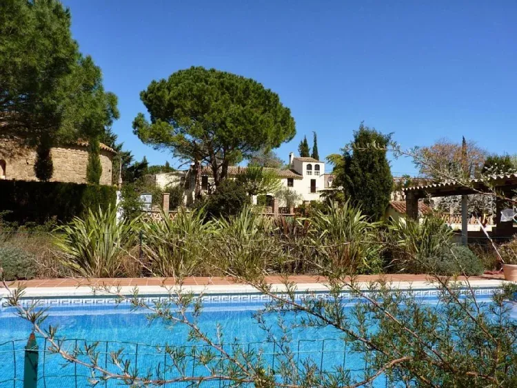 Imagen de Mas Sant Nicolau Fincadel Siglo XII , finca ajardinada con 7 casitas rústicas independientes y equipadas