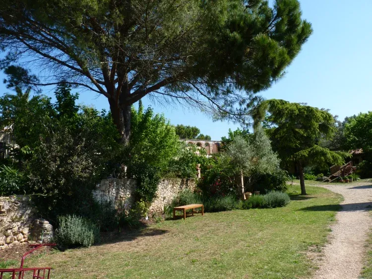 Imagen de Los jardines en la entrada de la finca Sant Nicolau