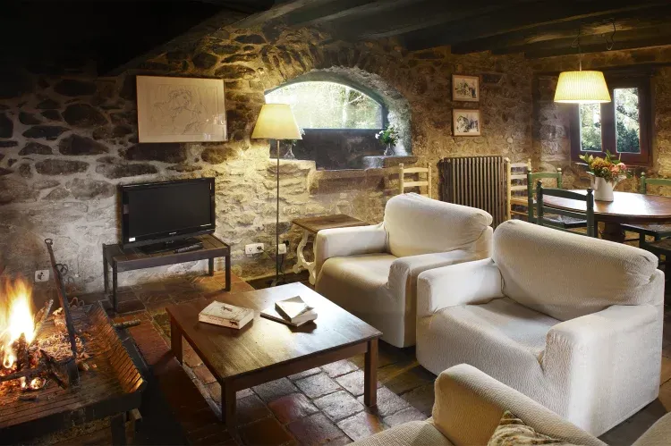 Imagen de sala de estar con chimenea