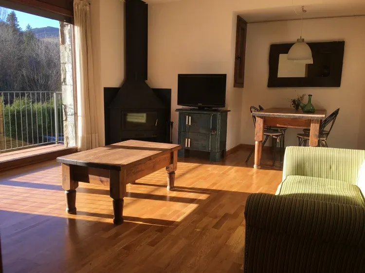 Imagen de Apto 2: Sala de Estar con Chimenea