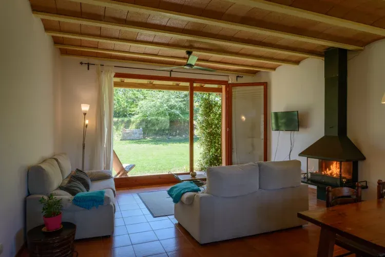 Imagen de Salón Casa Canigó con vista al jardín 