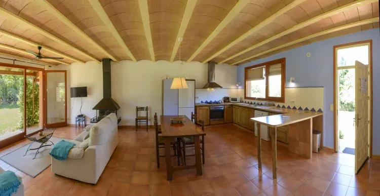 Imagen de Sala de estar con cocina-comedor en Casa Caniggó