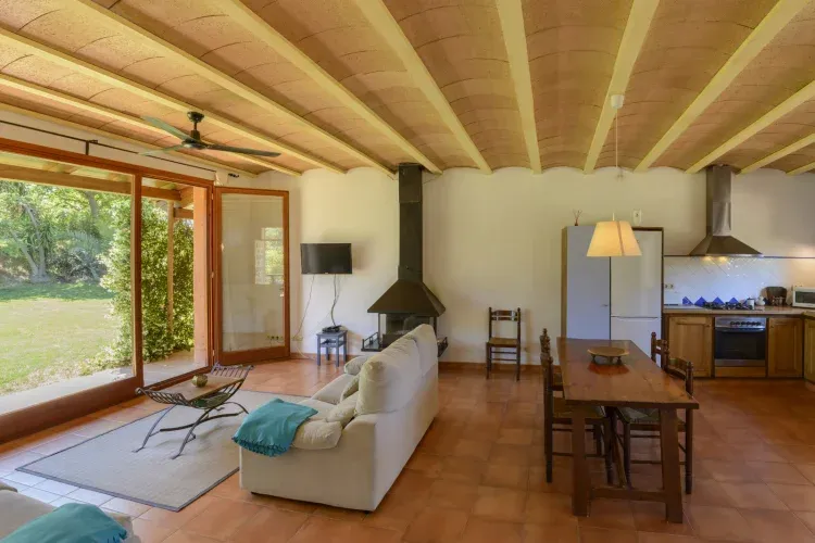 Imagen de Salón Casa Canigó con vista al jardín 