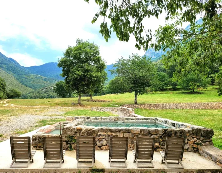 Imagen de Piscina amb tumbones
