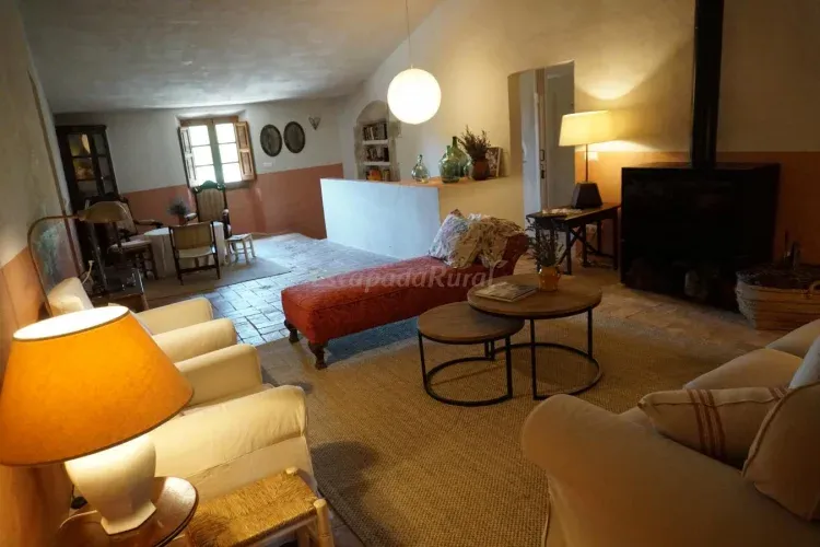 Imagen de Sala de estar con hogar