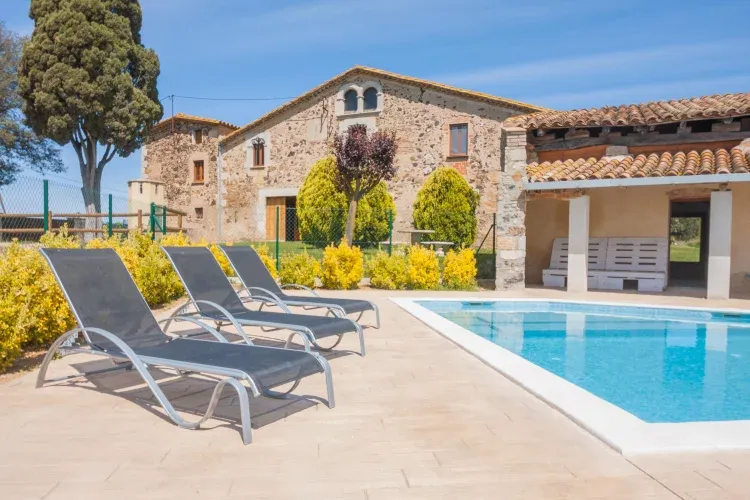 Imagen de Piscina y fachada Can Vinyes