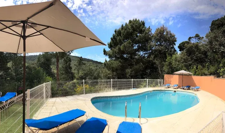 Imagen de Piscina de 10x5 m con vistas despejadas a las montañas. 
