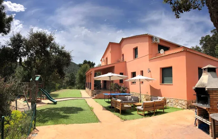 Imagen de Zona de relax con 4 sofás de exterior y parasoles. Mesa de Pingpong. Juegos infantiles.
