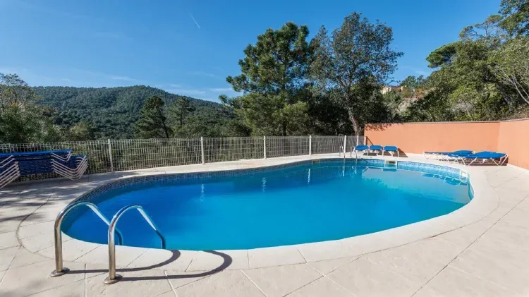 Imagen de Piscina de 10x5m vallada para seguridad de los más pequeños.