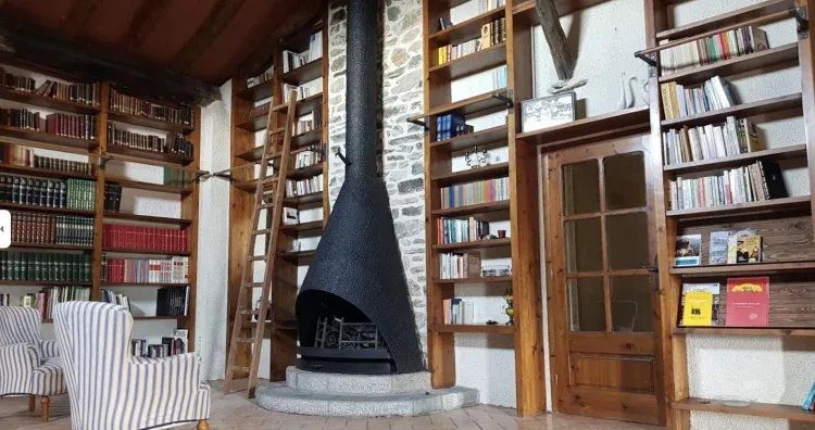Imagen de La biblioteca y la chimenea