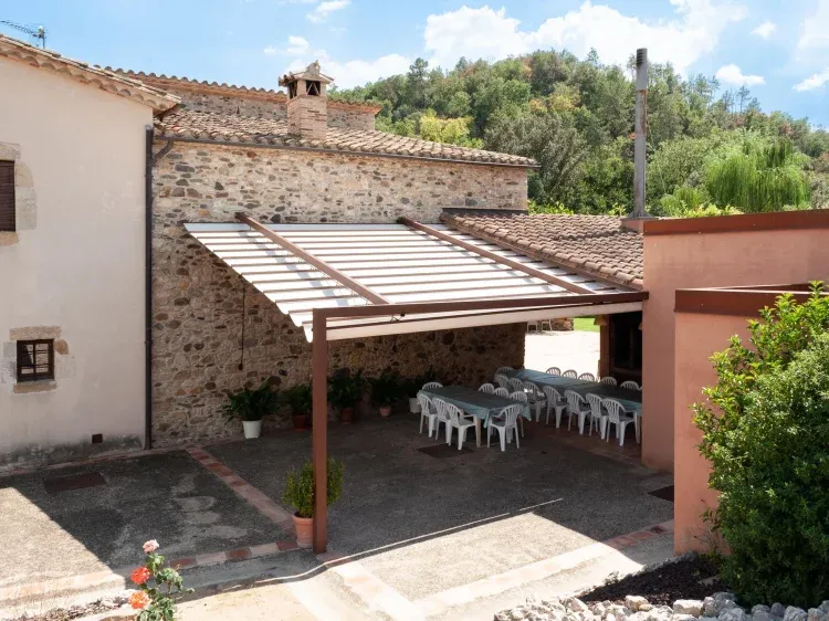 Imagen de Zona de barbacoa cubierta al lado de la piscina