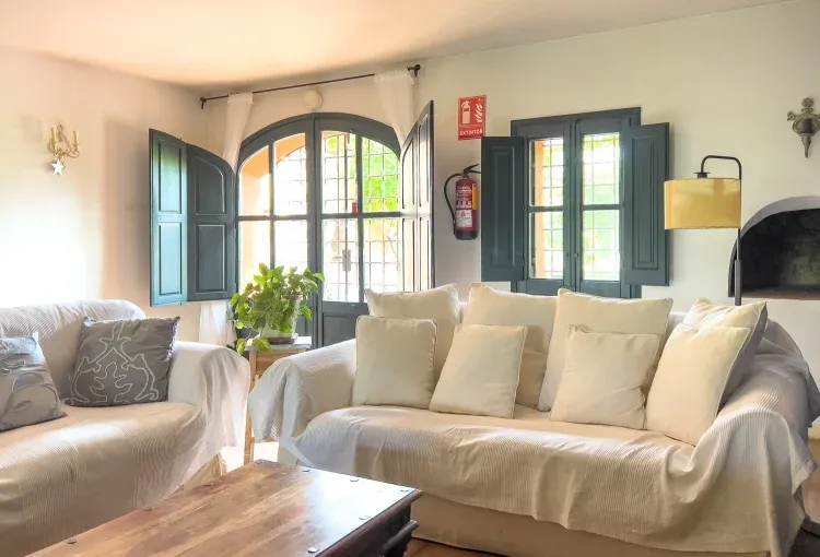 Imagen de Hostal Nou - Sala de estar con chimenea