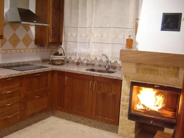 Imagen de Cocina con chimenea