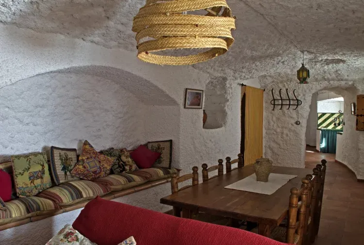 Imagen de Salón-comedor cueva la Calandria.