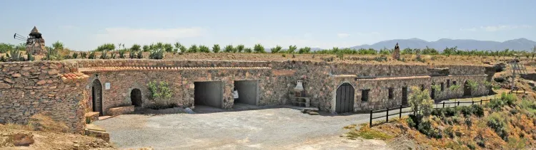 Imagen de Fachada de las 3 cuevas y garajes.