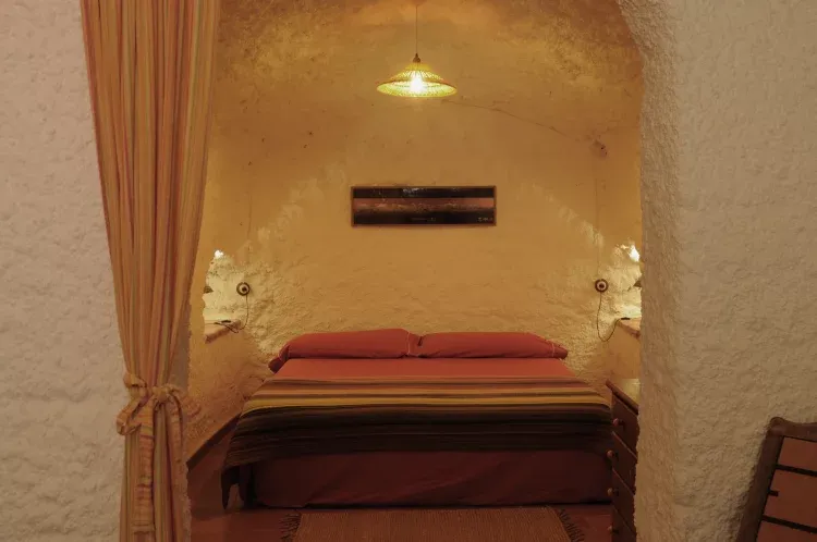 Imagen de Dormitorio con cama de matrimonio, cueva la Calandria.