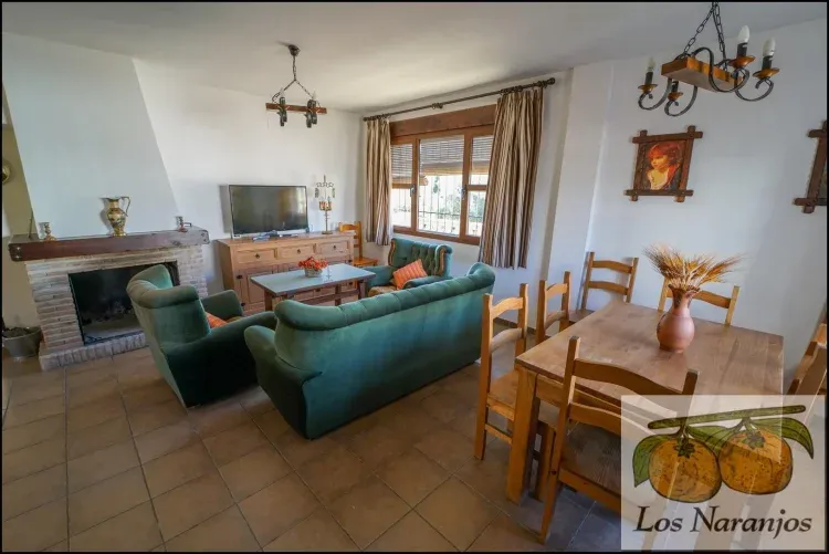 Imagen de Salón-comedor con chimenea