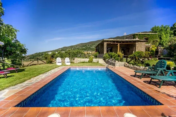 Imagen de Vista de la casa y la piscina