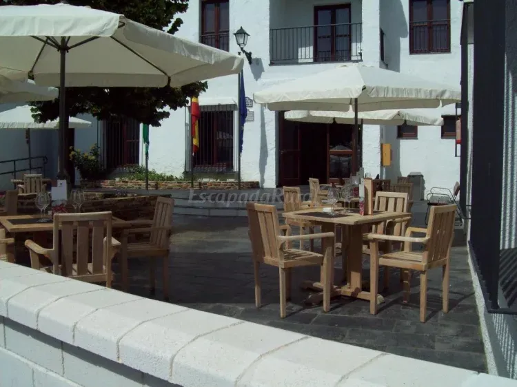 Imagen de Terraza y entrada del Hotel