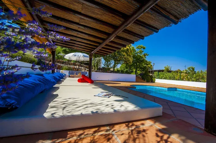 Imagen de Piscina: cama balinesa