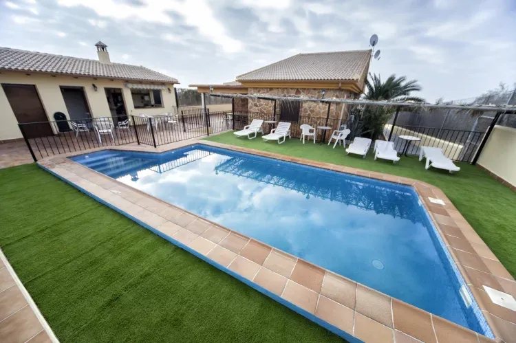 Imagen de piscina y casa