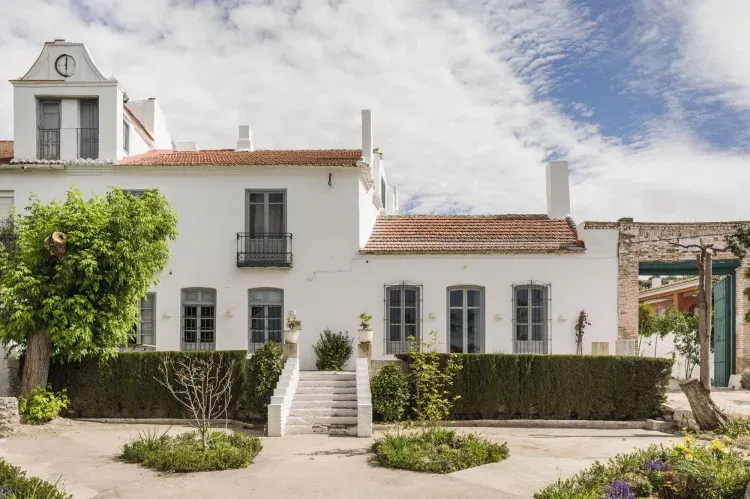 Imagen de Jardín y fachada de la casa
