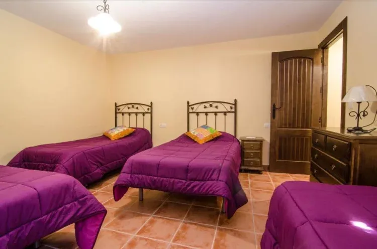 Imagen de Dormitorio con 3 camas individuales 