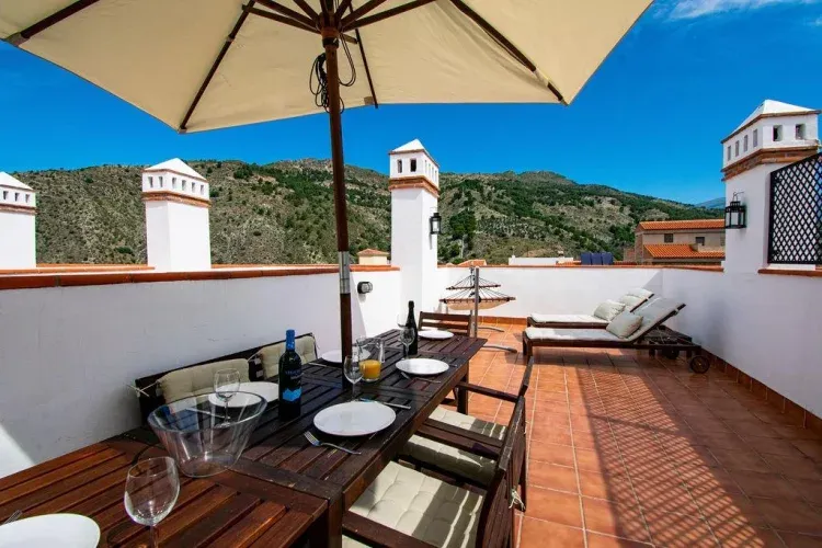 Imagen de The terrace is perfect for al fresco dining