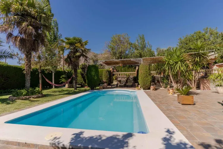 Imagen de Piscina y jardín
