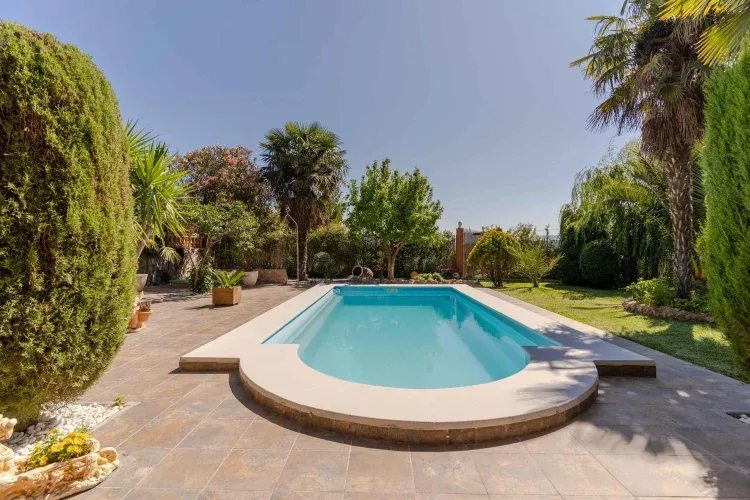 Imagen de Piscina y jardín