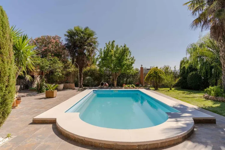 Imagen de Piscina y jardín
